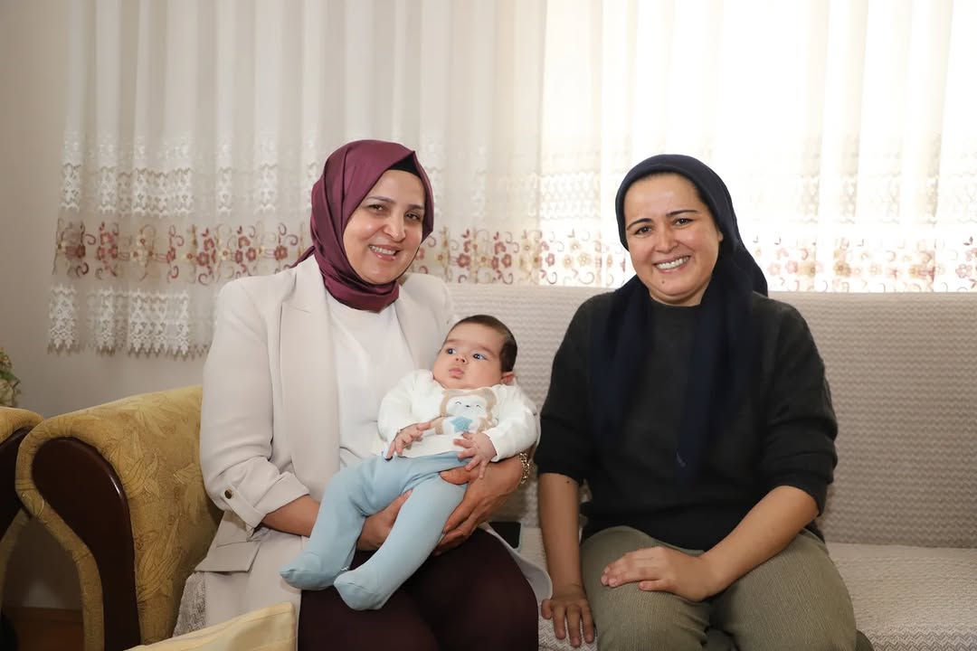 Aksu Belediyesi'nden Yeni Doğan Bebeklere Anlamlı Ziyaret