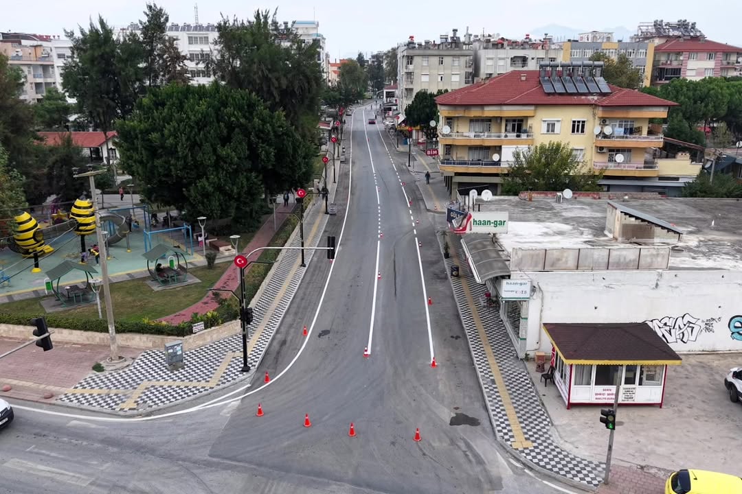 Serik'te Trafik Güvenliği ve Ulaşım Konforu için Yol Çizgisi Çalışmaları Sürüyor
