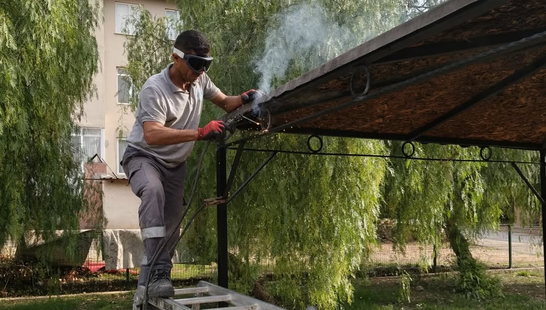 Aksu Belediyesi, Mahalle Parklarında Temizlik ve Yenileme Çalışmalarını Sürdürüyor