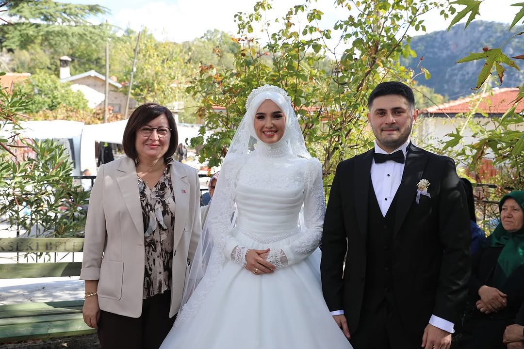 Akseki Belediye Başkanı Genç Çiftin Düğün Töreninde Mutluluklarını Paylaştı
