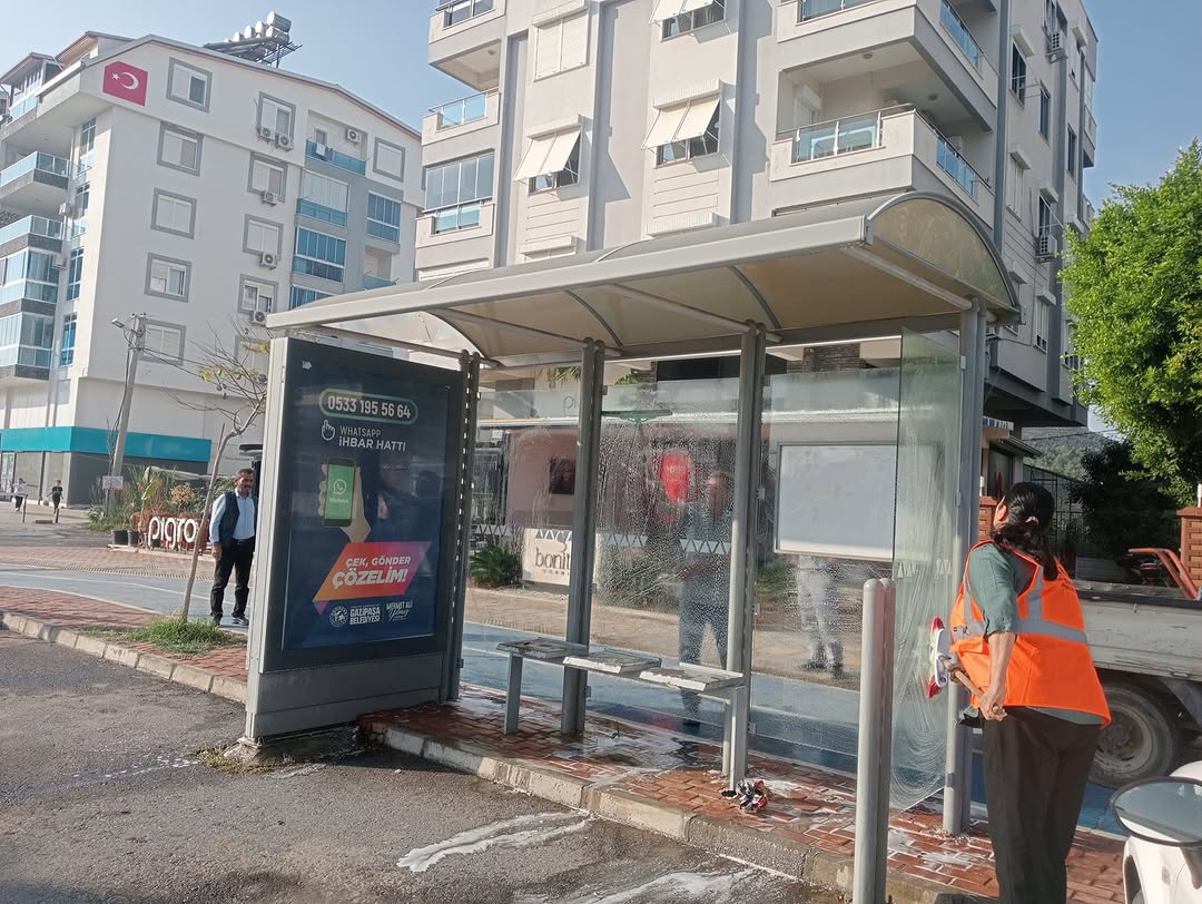 Gazipaşa'da Otobüs Durakları Kapsamlı Temizlikten Geçirildi