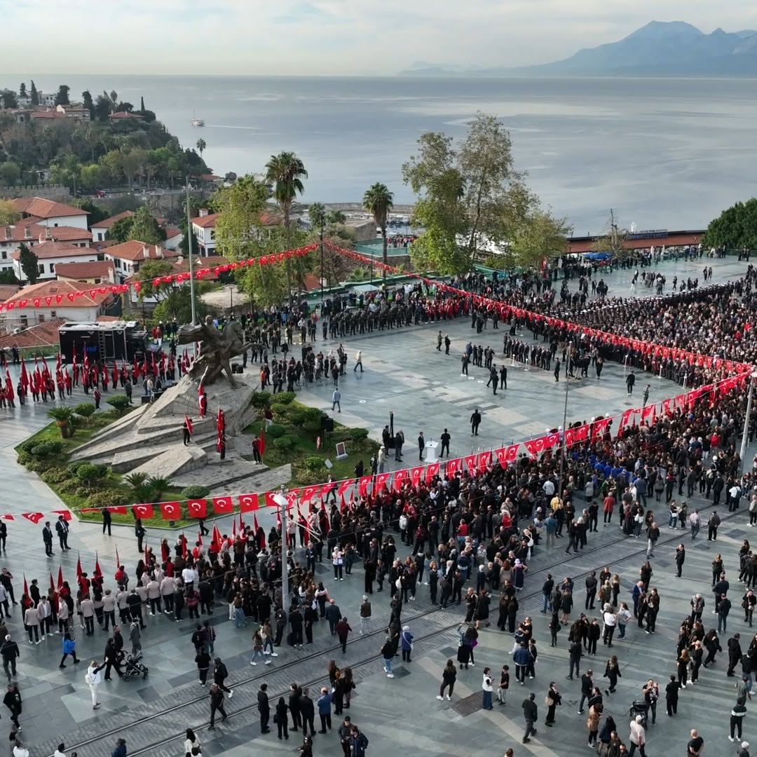 Antalya'da 9'u 5 Geçe Hayat Durdu: Atatürk Sonsuzluğa Uğurlandı