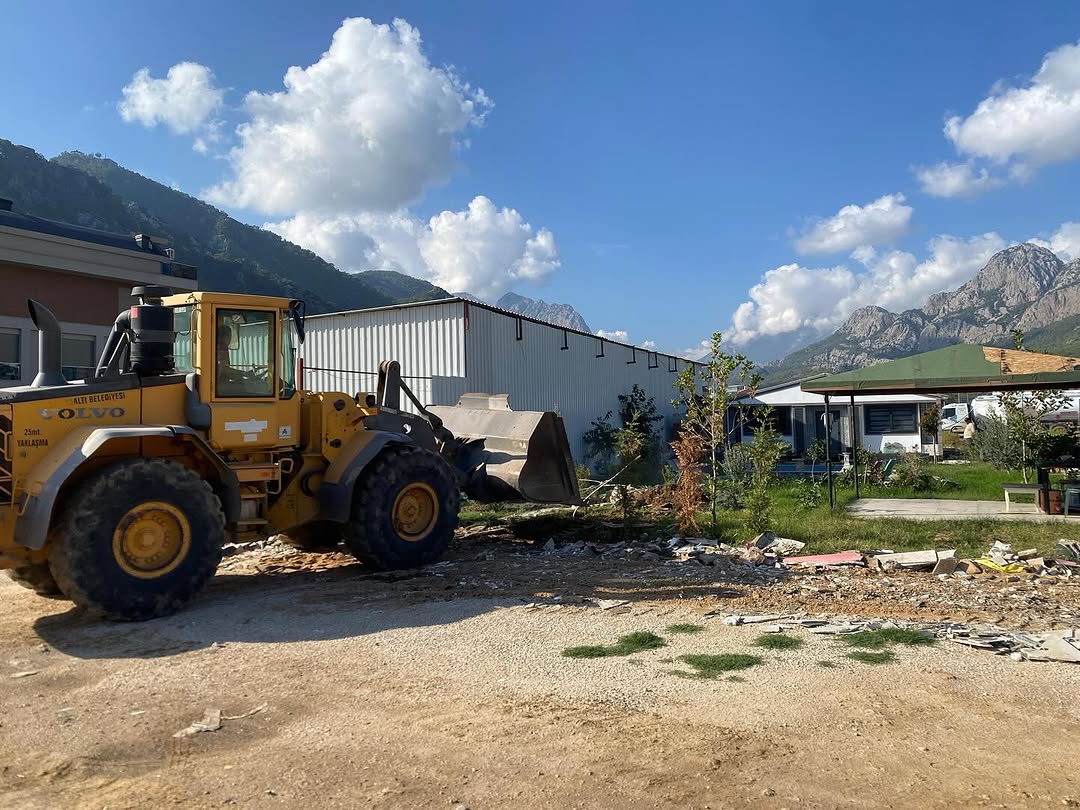 Konyaaltı'nda Kaçak Yapı Belediye Ekiplerince Yıkıldı