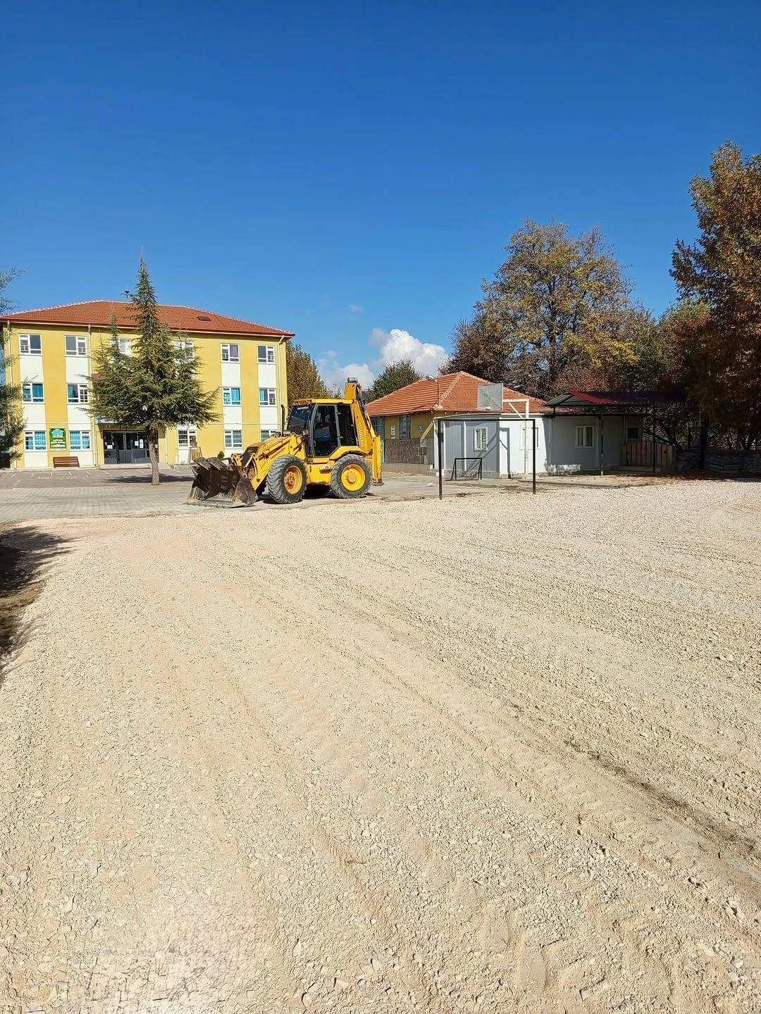 Elmalı'da Okul Bahçesi Öğrenciler İçin Yenileniyor