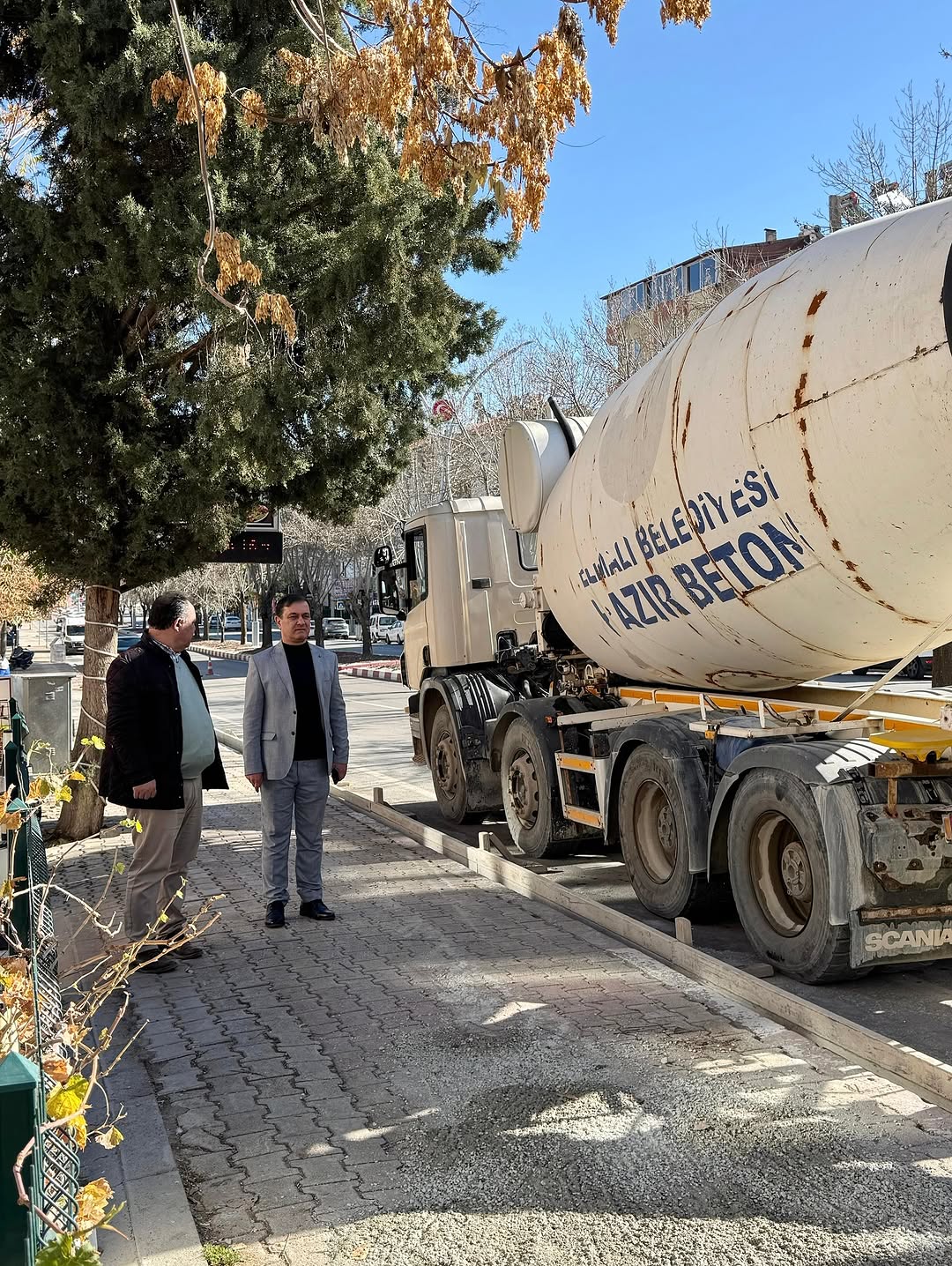 Elmalı'da Alparslan Türkeş Caddesi'nde Kaldırım Çalışmaları Devam Ediyor