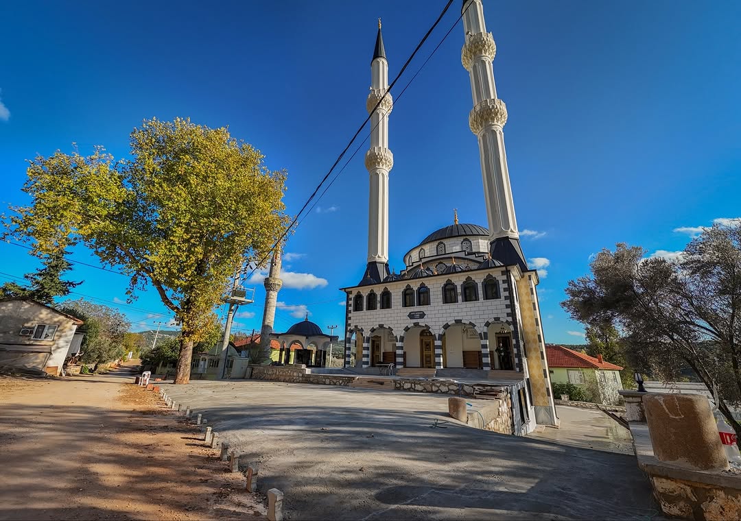 Antalya Demre'de Yeni Cami Önü ve Altyapı Çalışmaları Tamamlandı