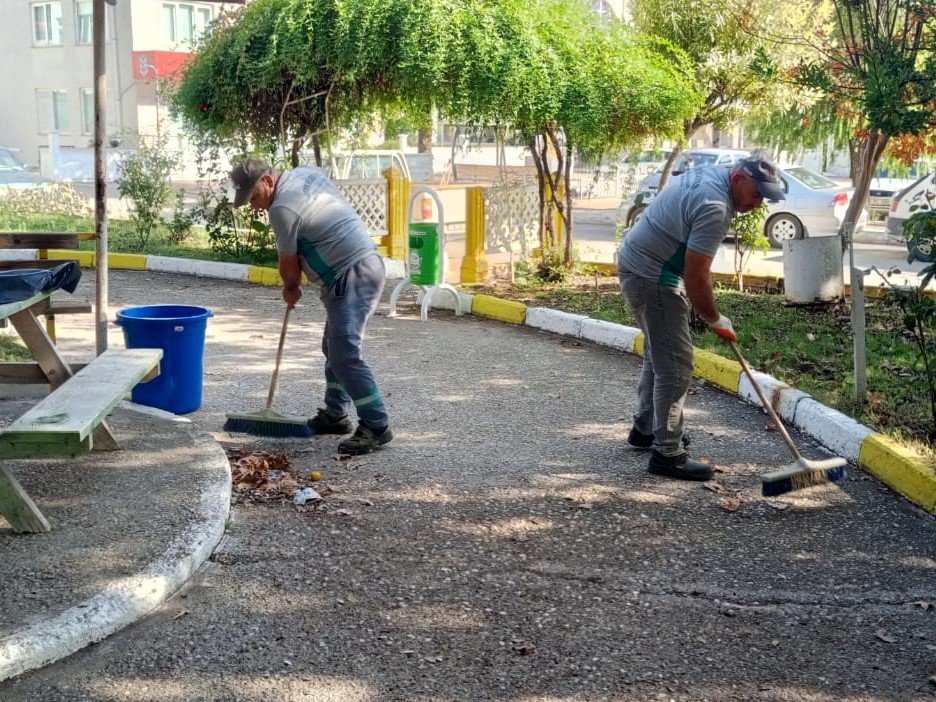 Serik Belediyesi, Park ve Bahçelerde Yoğun Bakım Çalışması Yürütüyor