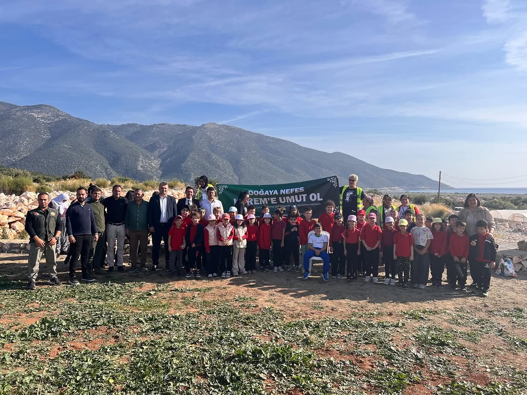 Demre'de Öğretmenler Günü'nde DMD'li Kerem İçin Fidanlar Toprakla Buluştu