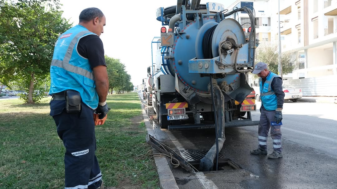Antalya'da Yağmur Suyu Hatları Temizleniyor, Taşkın Riskine Karşı Önlem Alınıyor
