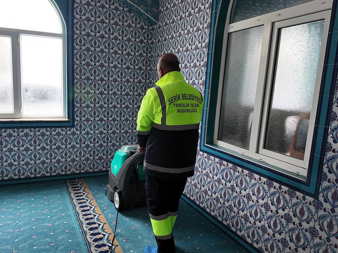 Serik Belediyesi, Cami ve Mescitlerde Halı Yıkama Çalışmalarını Sürdürüyor