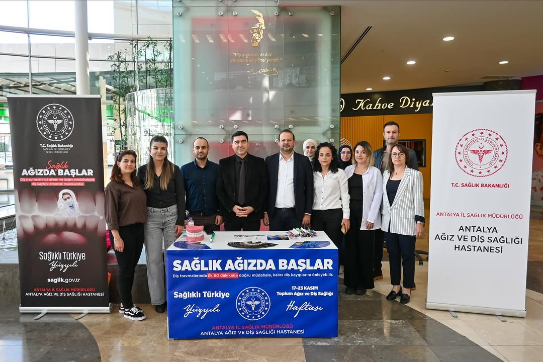 Antalya'da Ağız ve Diş Sağlığı Haftası Etkinlikleri Kapsamında Bilgilendirme Standı Açıldı