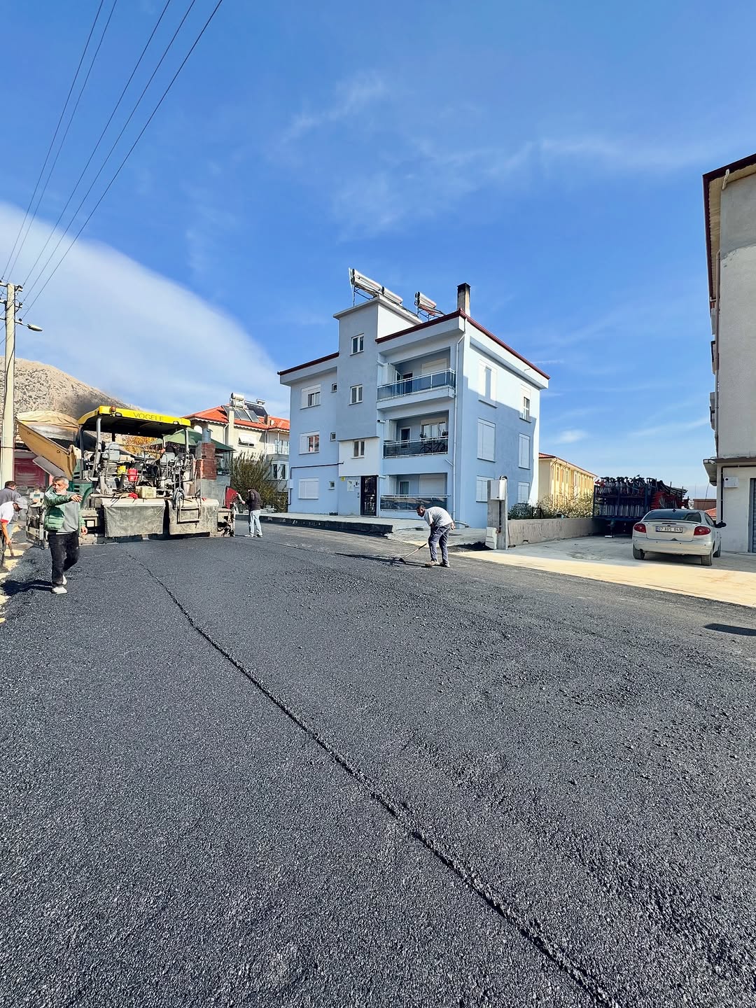 Elmalı'da Cadde ve Sokaklarda Sıcak Asfalt Çalışmaları Tüm Hızıyla Sürüyor