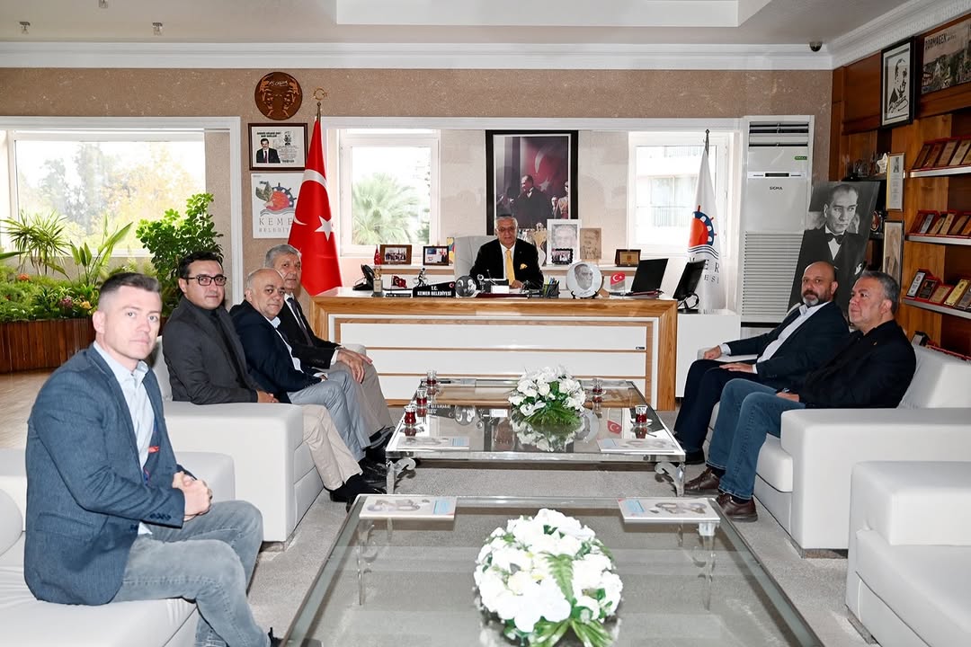 DİSK Antalya Şubesi, Kemer Belediye Başkanı Necati Topaloğlu'nu Öğretmenler Günü'nde Ziyaret Etti