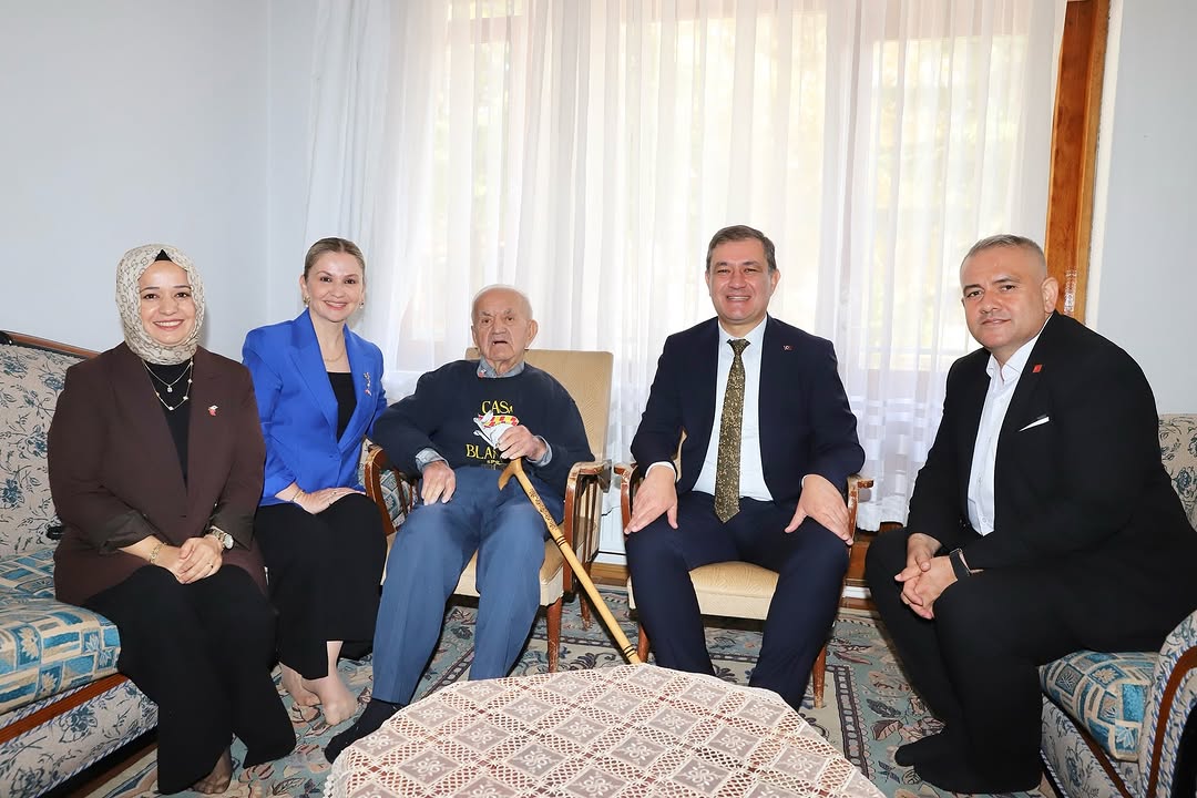 Elmalı'nın 99 Yıllık Çınarı Mustafa Akça Öğretmenin Öğretmenler Günü Ziyareti