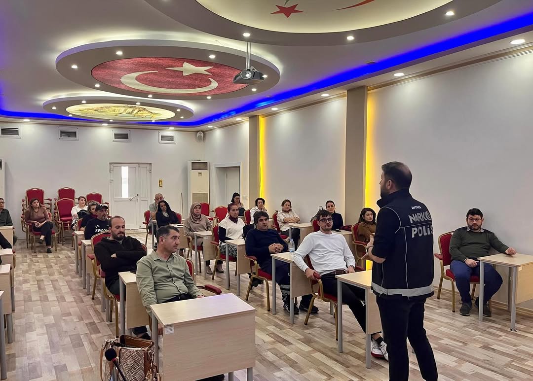 Antalya'da Sağlık Personeline Madde Bağımlılığı Eğitimi
