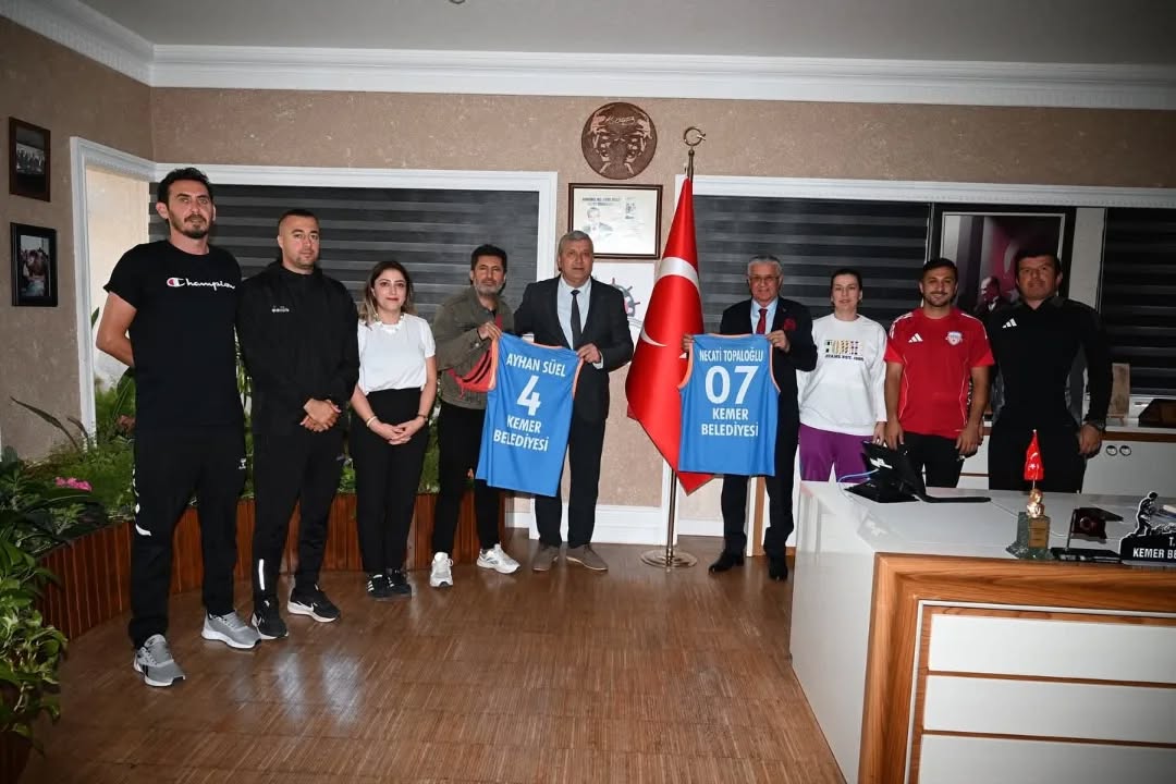 Kemer Belediyesi Spor Kulübü Antrenörleri ve Futbolcuları Başkan Topaloğlu'nu Ziyaret Etti