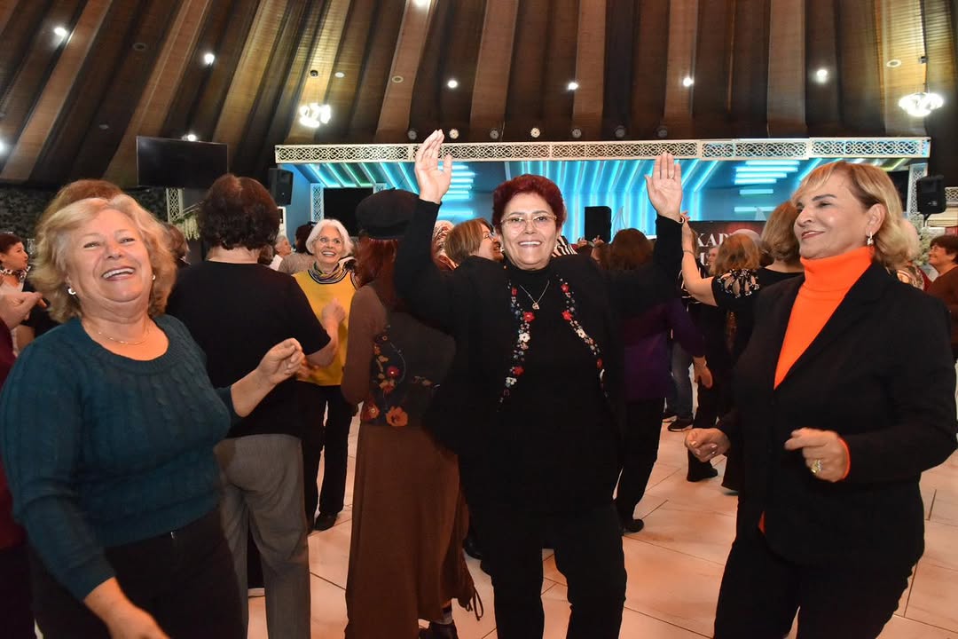 Antalya Kepez'de Tazelenme Üniversitesi Öğrencileri Kadınlar Matinesi'nde Buluştu