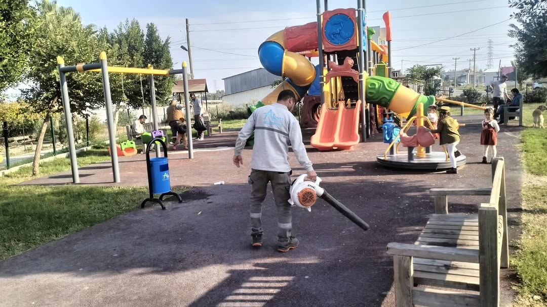 Aksu Belediyesi, İlçe Parklarında Kapsamlı Temizlik Çalışması Başlattı