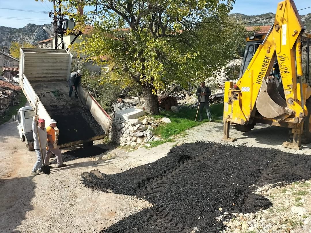Akseki Belediyesi, Yukarıtaşlıca Mahallesi'nde Yol Çalışmalarını Sürdürüyor