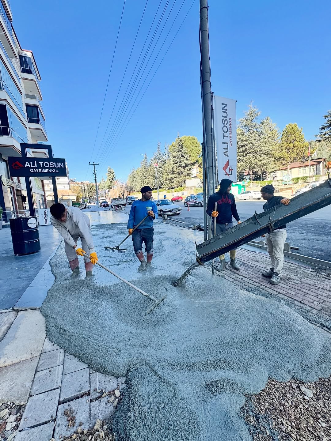 Elmalı'da Kaldırım Çalışmaları Hızla Devam Ediyor