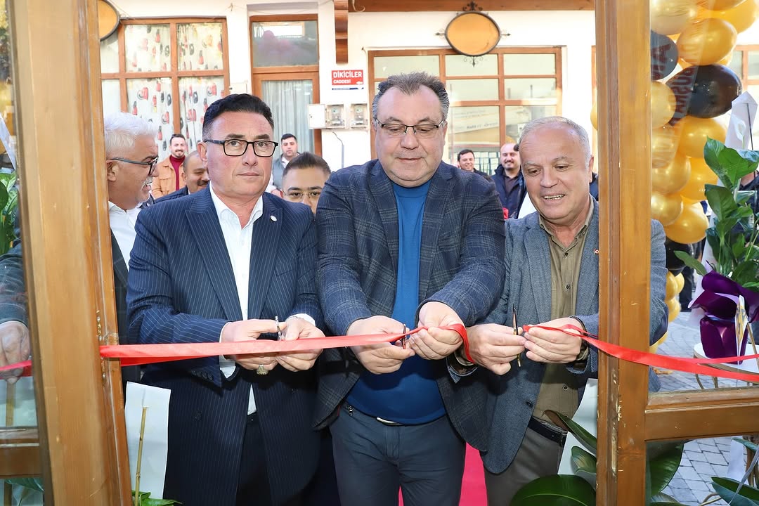 Elmalı'da Yeni Kuaför Salonu Açıldı