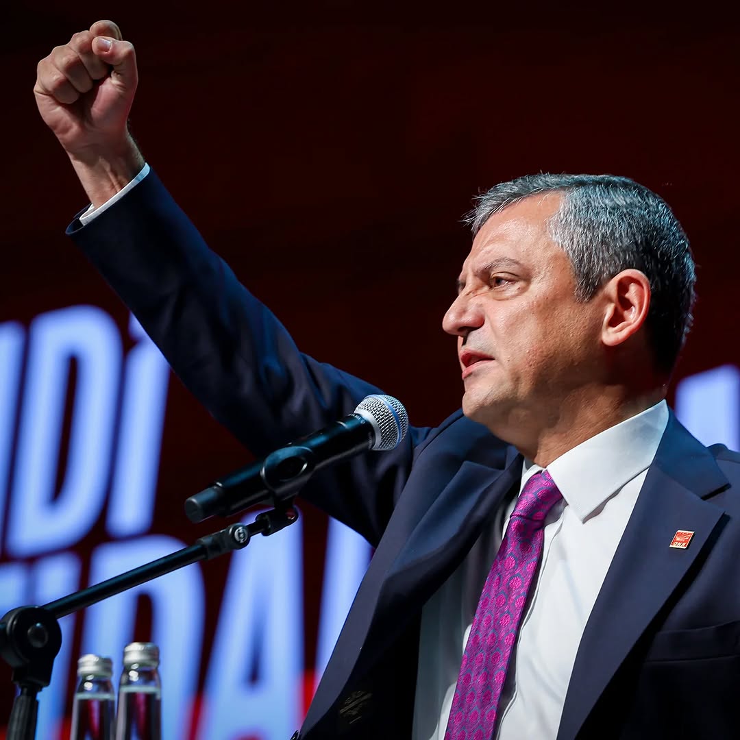 CHP Antalya İl Başkanlığı, Özgür Özel'in Yeniden Genel Başkan Seçilmesini Tebrik Etti