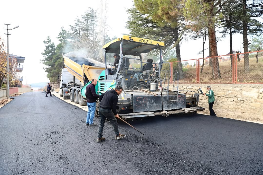 Elmalı'da Kızıltemeller Bölgesinde Sıcak Asfalt Çalışmaları Başladı