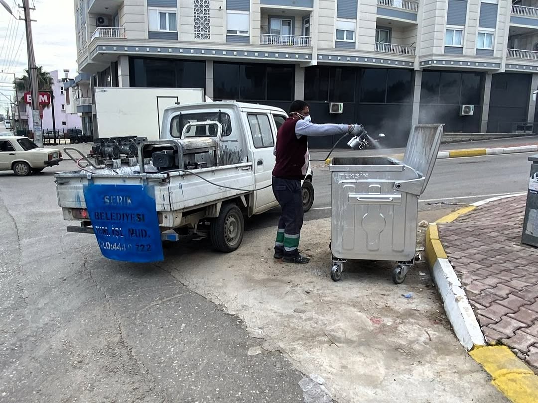 Serik Belediyesi, Hasarlı Çöp Konteynerlerini Yeniliyor
