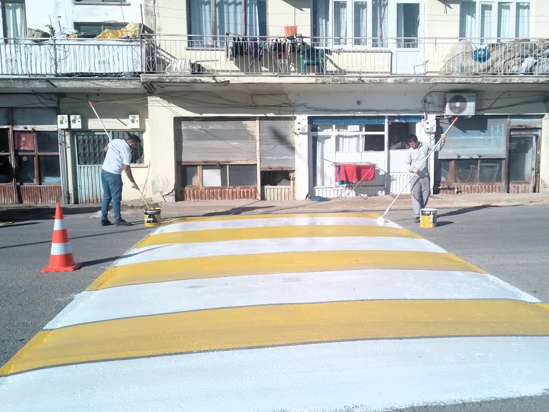 Serik Belediyesi Trafik Güvenliği İçin Kasis Boyama Çalışmalarını Sürdürüyor