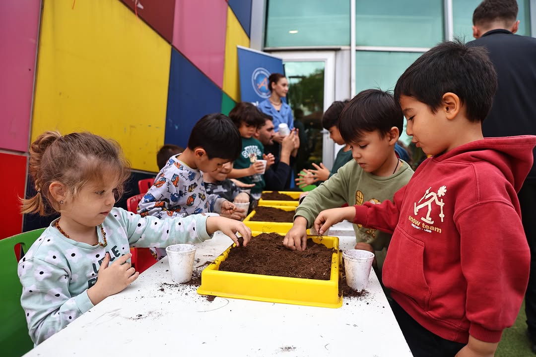 Antalya'da Minik Eller Toprakla Buluştu: Bir Saksı Bir Umut Projesi