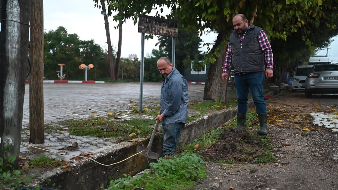 Finike'de Yağmur Gider Kanalları Temizlenerek Olası Su Baskınlarına Önlem Alındı