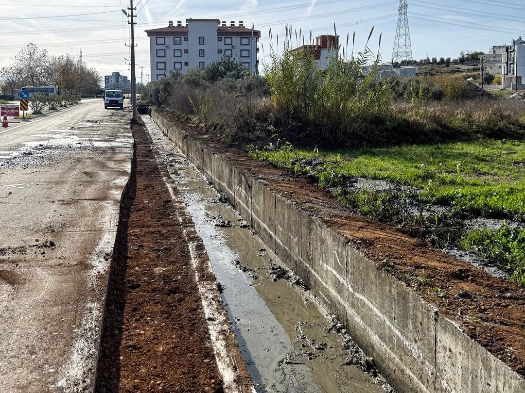 Serik Belediyesi, Kökez Mahallesi'nde Yağmur Suyu Kanalı Temizlik ve Kapama Çalışması Başlattı