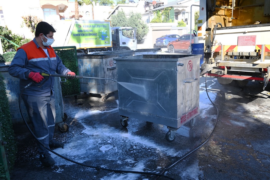 Kemer'de Çöp Konteynerleri Dezenfekte Ediliyor