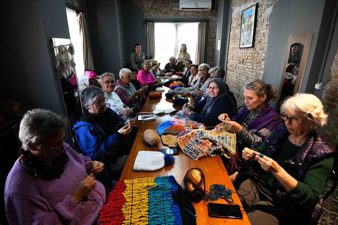 Antalya Muratpaşa'da Yaşlılar, Çocuk Esirgeme Kurumu'ndaki Minikler İçin Atkı Bere Ördü