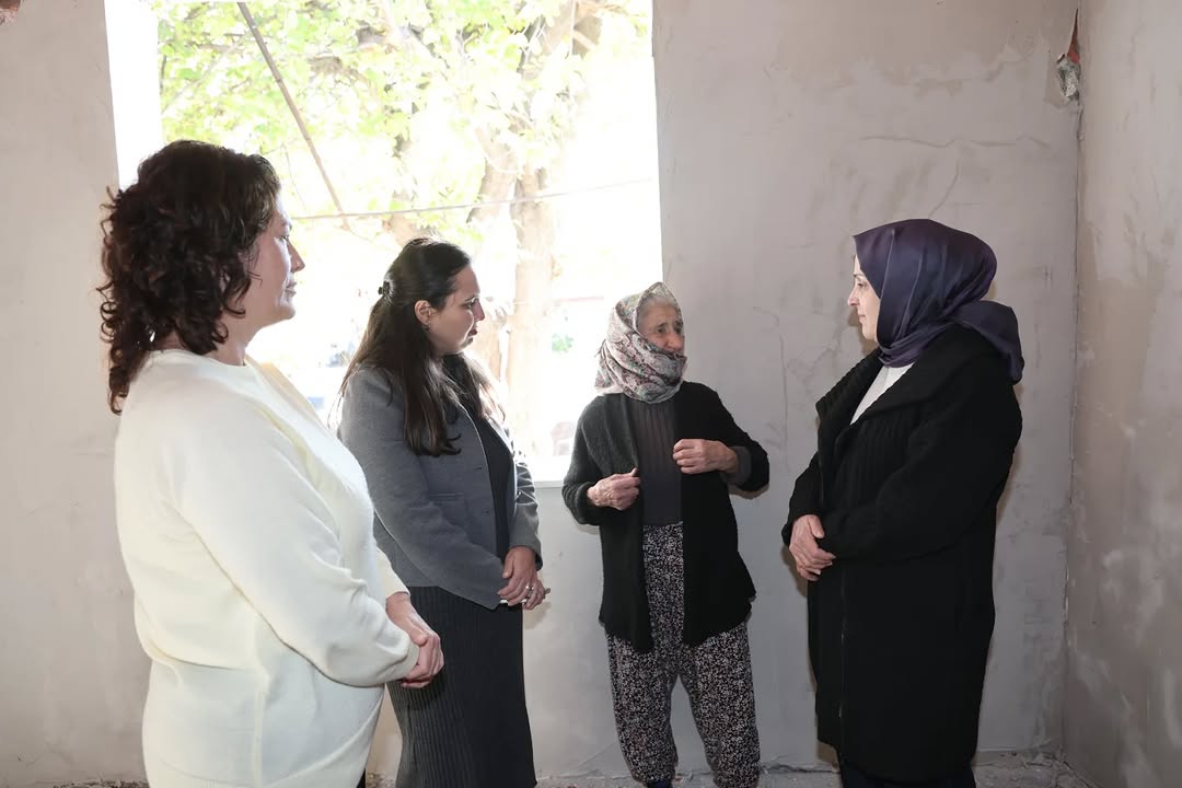 Antalya Aksu'da Yangın Mağduru Aileye Başkan Eşinden Ziyaret