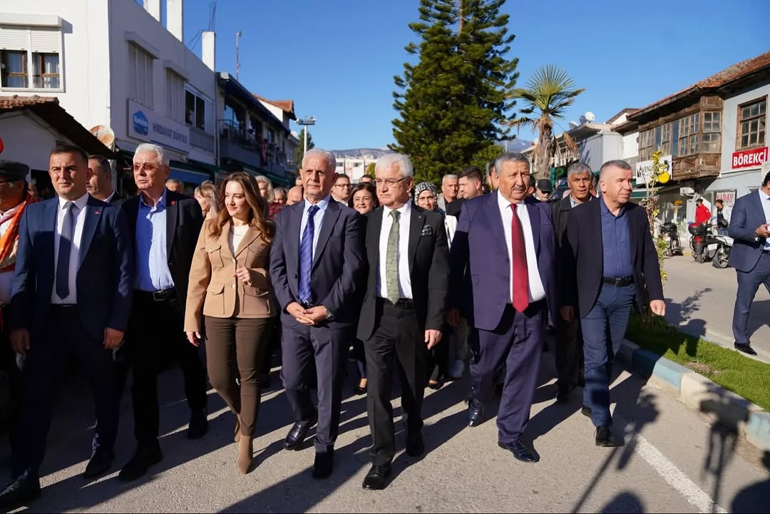 CHP'li Yerel Yöneticiler Demre'deki 2. Noel Baba Festivali'ne Katıldı