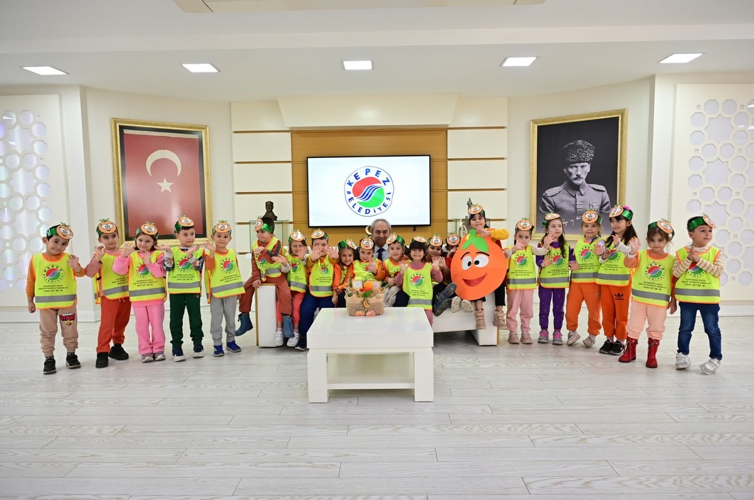 Kepez'de Minik Ellerden Büyüklere Portakal İkramı