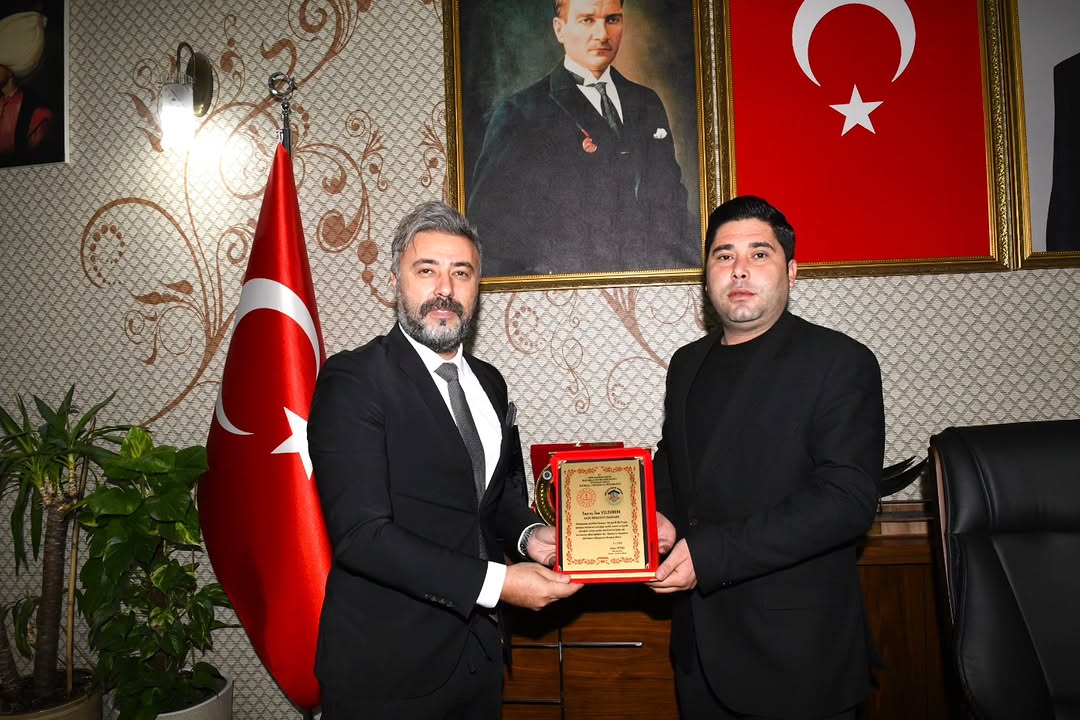 Aksu Belediyesi'ne Erasmus Projesi Katkılarından Dolayı Plaket