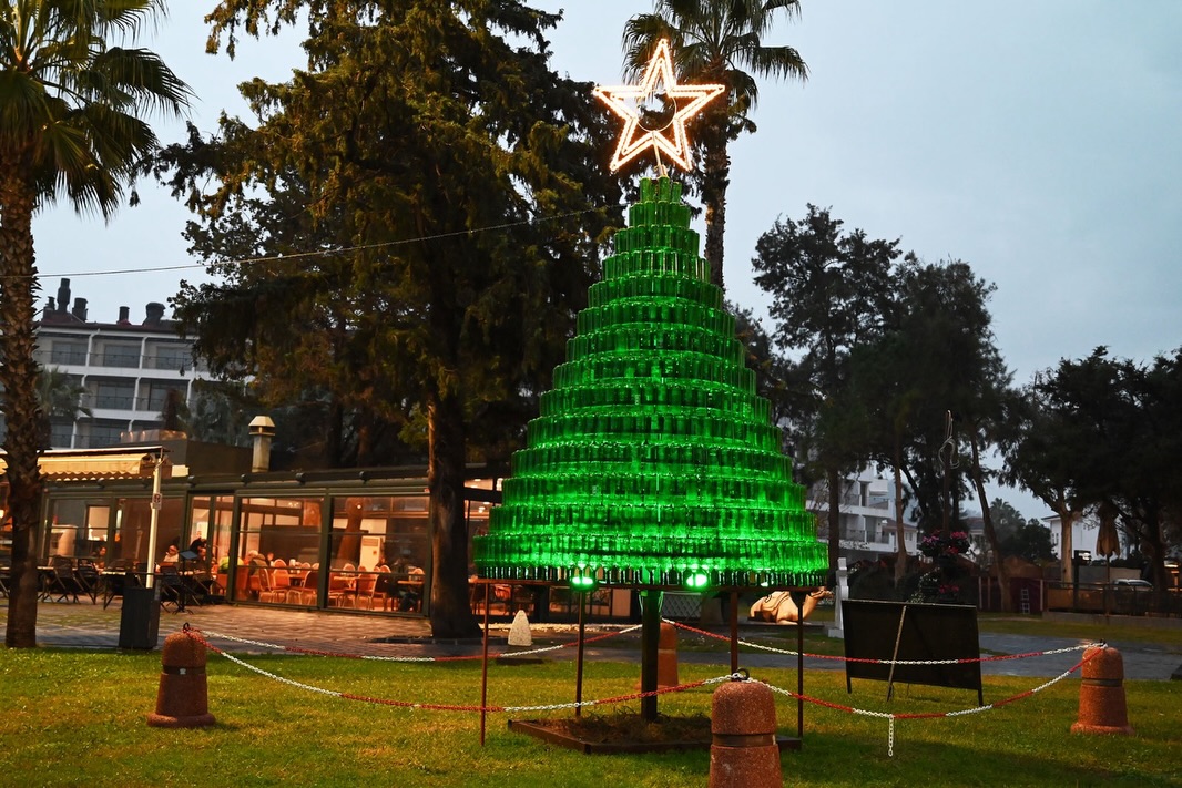 Kemer'de Cam Şişelerden Yapılan Geri Dönüşüm Ağacı İlgi Odağı Oldu