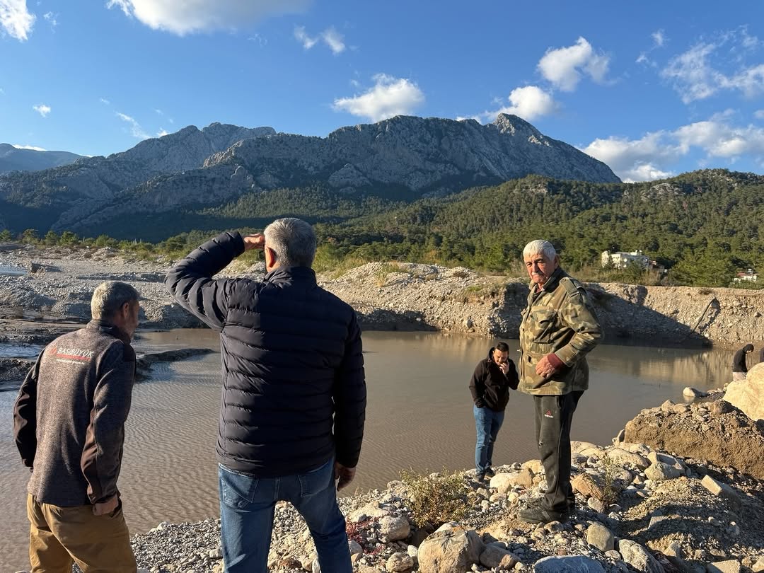 Kemer'de Çomaklar Mevkisi'ne Yeni Köprü Yapımı Başladı