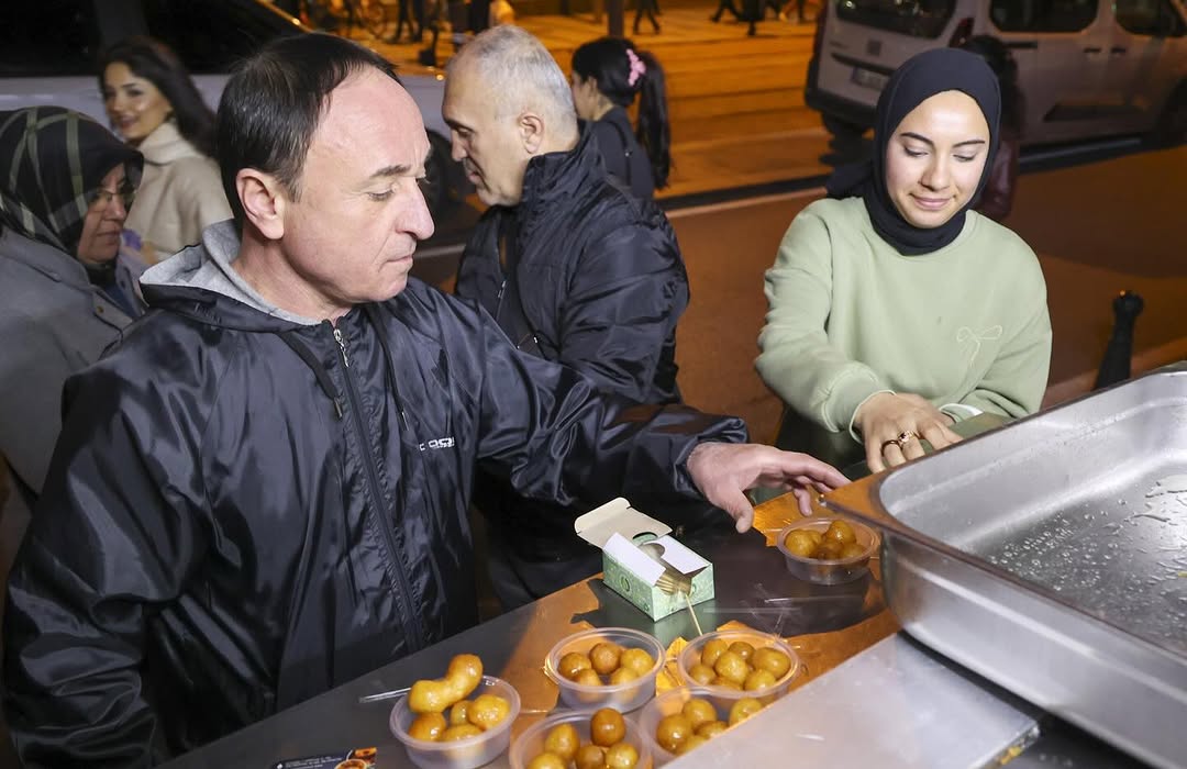 Antalya Büyükşehir Belediyesi Regaip Kandili'nde 19 İlçede Lokma ve Simit İkram Etti