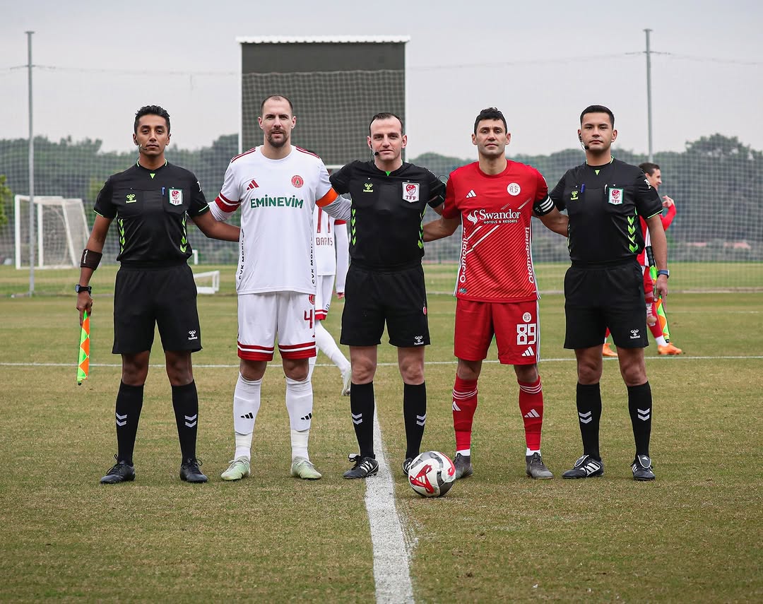 Antalyaspor Taraftarı Sahada: Sevda ve Başarı Temalı Gösteri