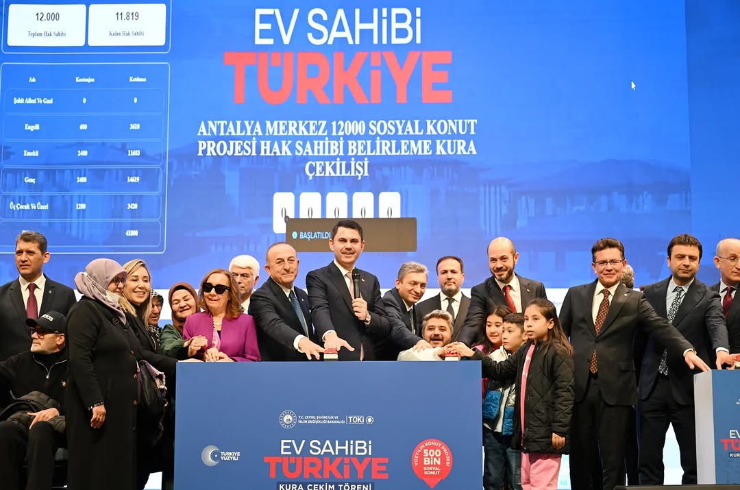 Antalya'da Yüzyılın Konut Projesi Kapsamında Kura Çekimi Yapıldı