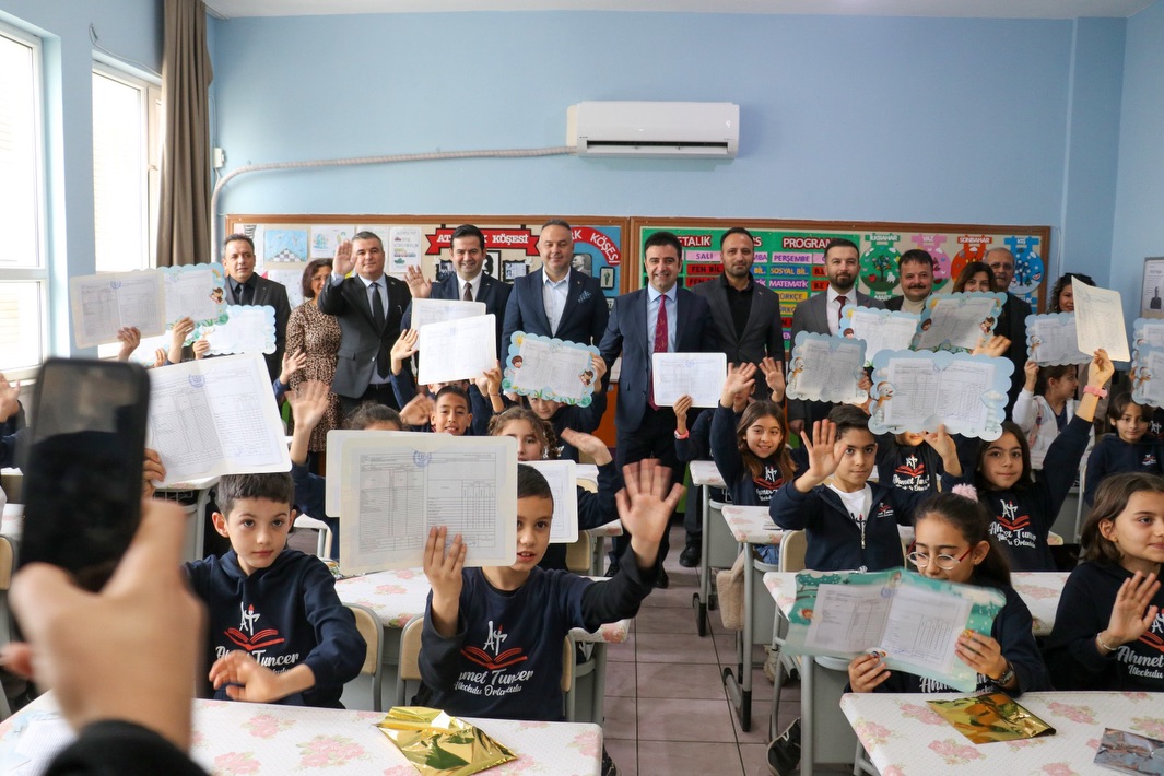 Gazipaşa'da Öğrenciler Karne Sevinci Yaşadı