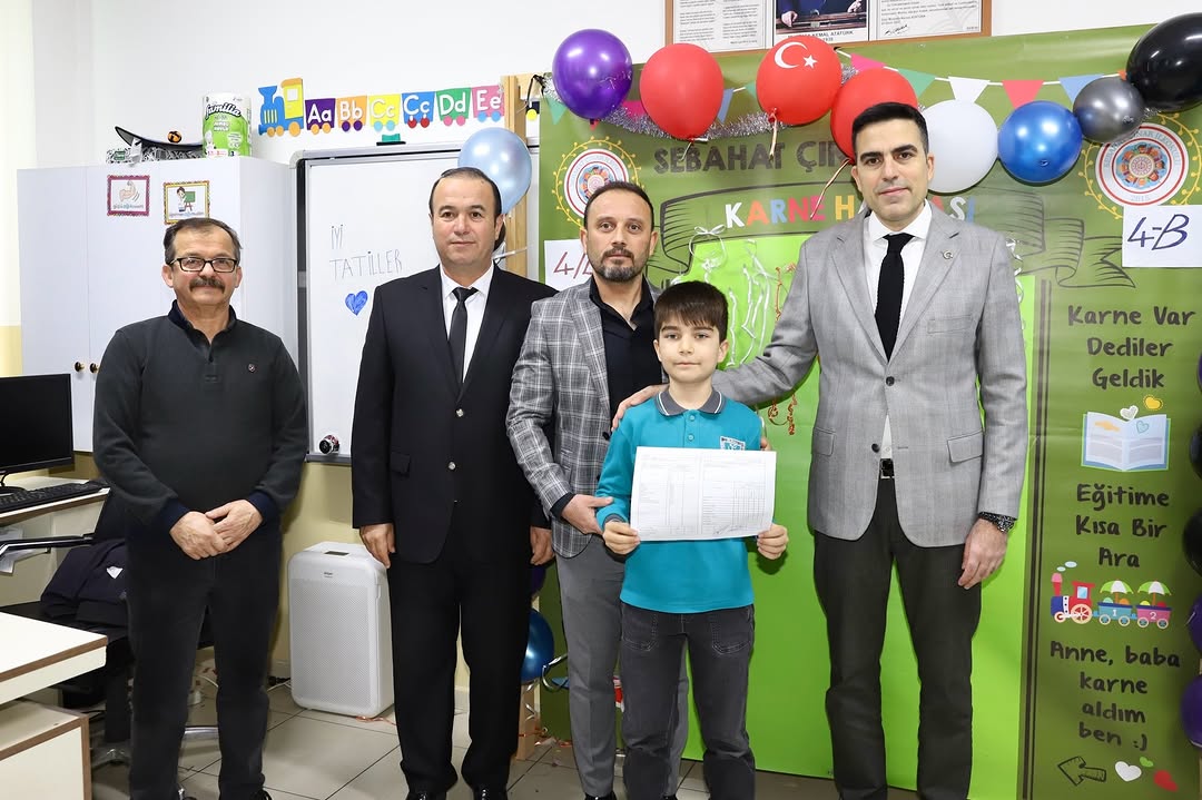 Elmalı'da Öğrenciler Karne Sevinci Yaşadı