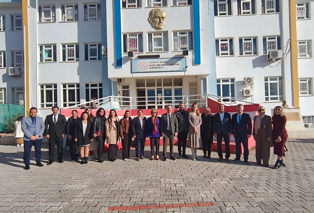 Antalya Kemer'de Karne Sevinci: Öğrenciler Yarıyıl Tatiline Çıktı