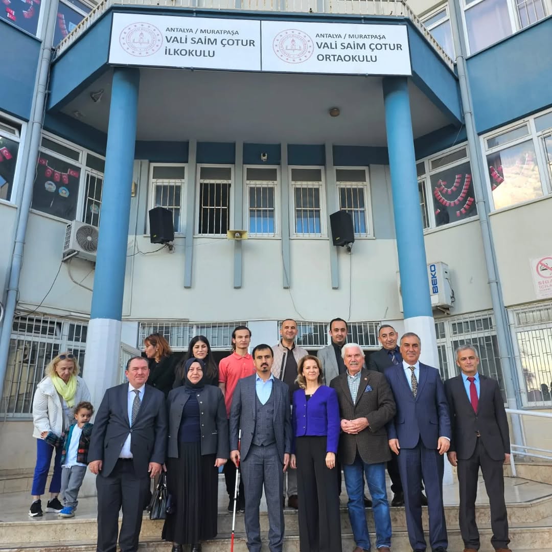 Antalya'da Görme Engelli Öğrencilerin Karne Sevinci