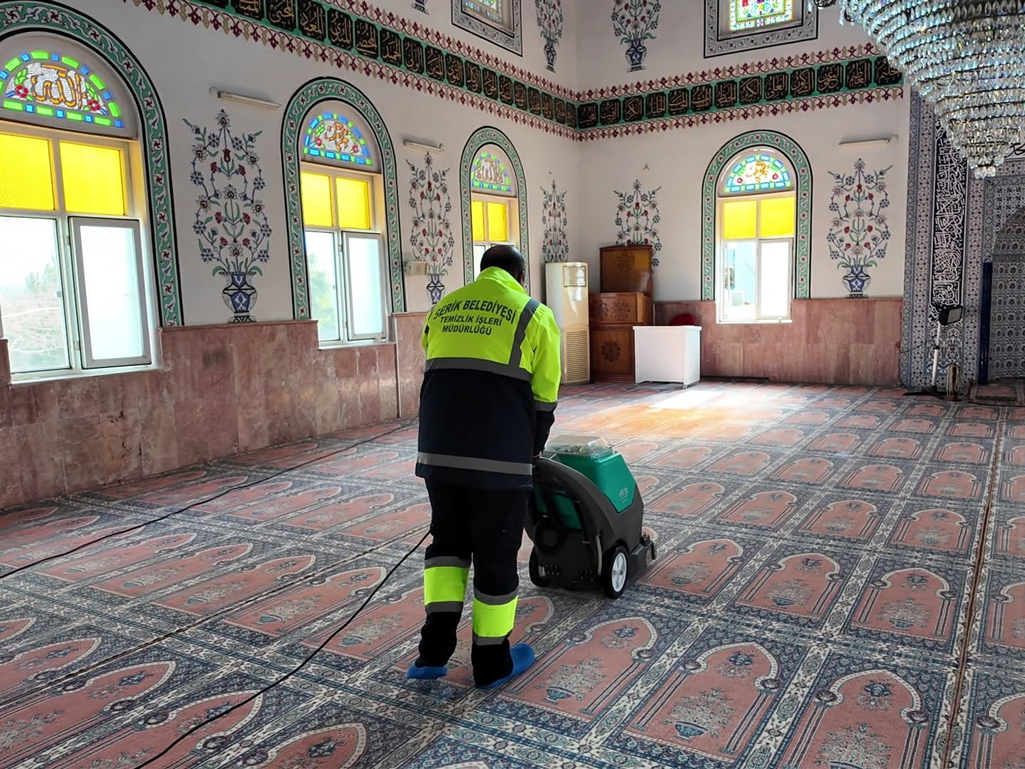 Serik Belediyesi İlçedeki Cami ve Mescitlerin Halı Temizliğini Titizlikle Yapıyor