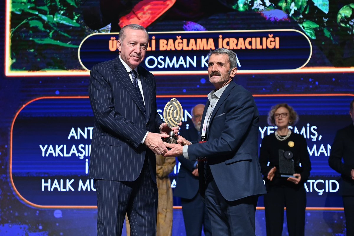 Kaşlı Bağlama Üstadı Osman Kırca, Yaşayan İnsan Hazinesi Ödülünü Aldı