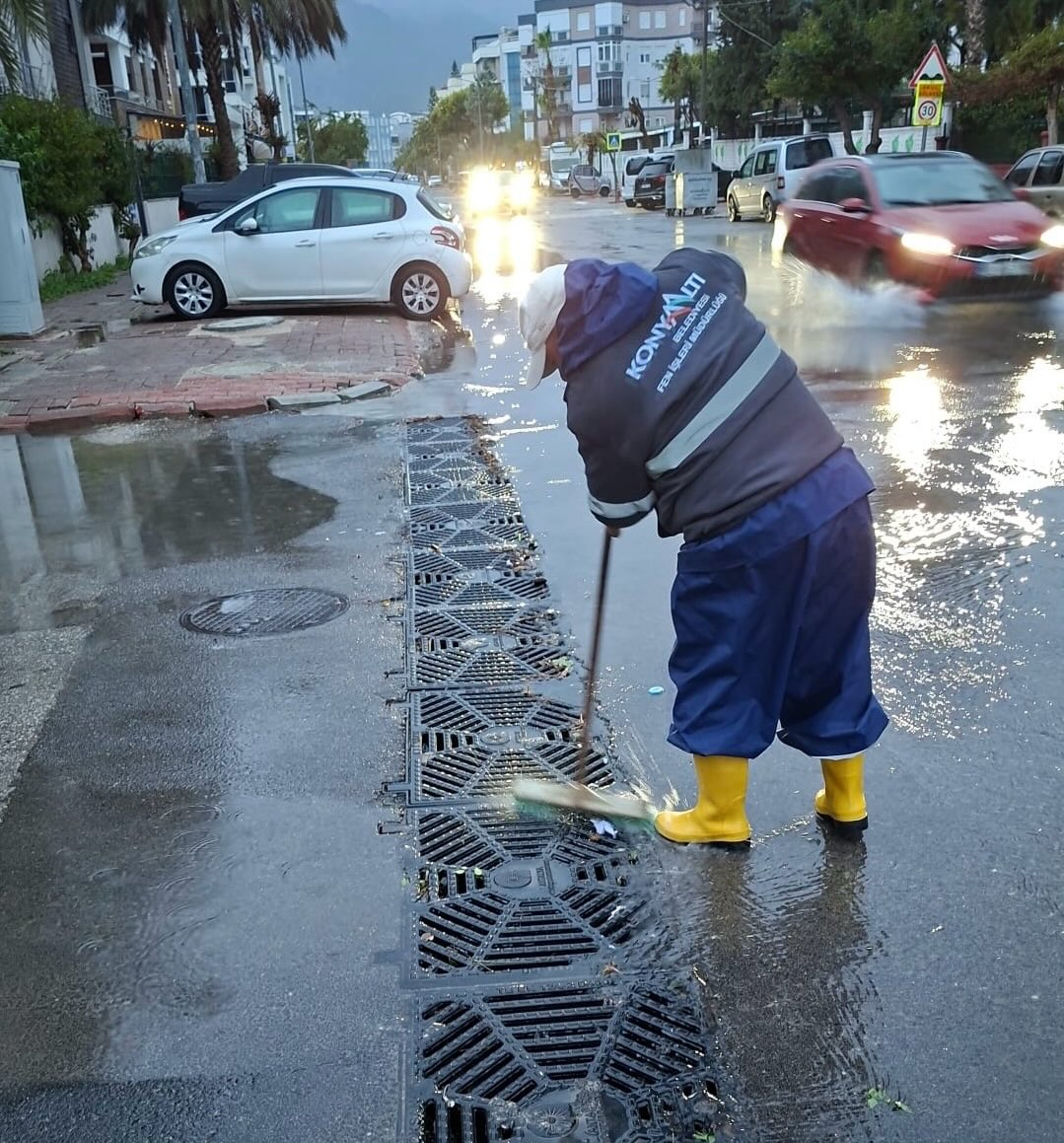 Antalya Konyaaltı'nda Yoğun Yağış Öncesi Mazgallarda Temizlik Seferberliği